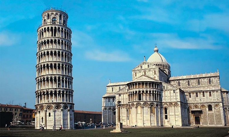 Toàn cảnh Piazza dei Miracoli với tháp nghiêng Pisa, Nhà thờ Duomo và Baptistery