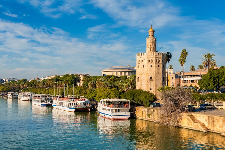  Toàn cảnh Seville bên sông Guadalquivir với tháp Giralda