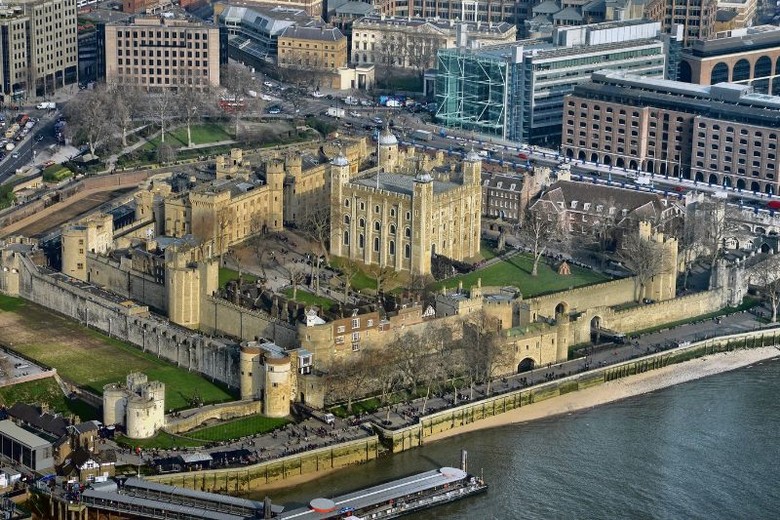Toàn cảnh Tháp London với các tòa tháp cổ bên trong khuôn viên