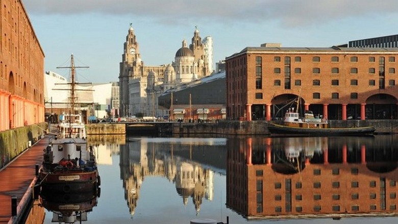 Toàn cảnh bến Albert Dock và trung tâm thành phố Liverpool bên sông Mersey