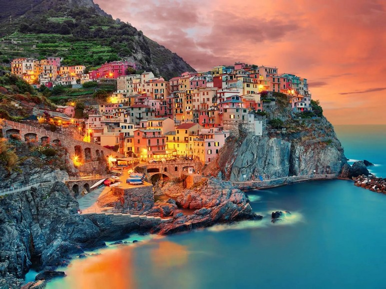 Toàn cảnh các ngôi nhà màu sắc của Manarola nhìn từ vách đá ra biển Địa Trung Hải