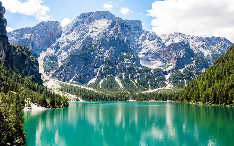 Toàn cảnh dãy Alps Thụy Sĩ với đỉnh núi tuyết trắng và thung lũng xanh
