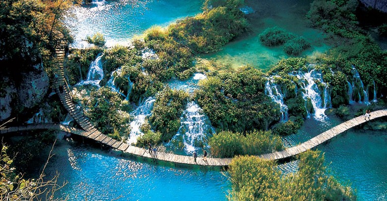 Toàn cảnh hồ Plitvice xanh ngọc với đường ván gỗ băng qua mặt nước