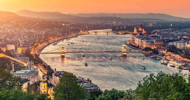 Toàn cảnh hai bờ Buda và Pest của Budapest nhìn từ trên cao qua sông Danube