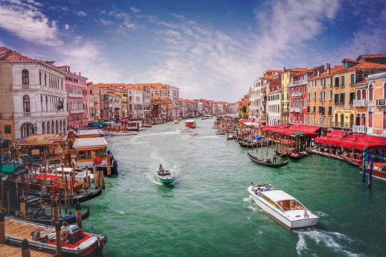 Toàn cảnh kênh đào Venice với gondola và nhà thờ San Marco phía xa