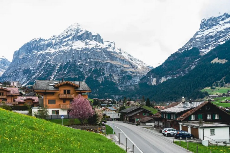 Toàn cảnh làng Grindelwald với vách bắc núi Eiger phủ tuyết phía sau