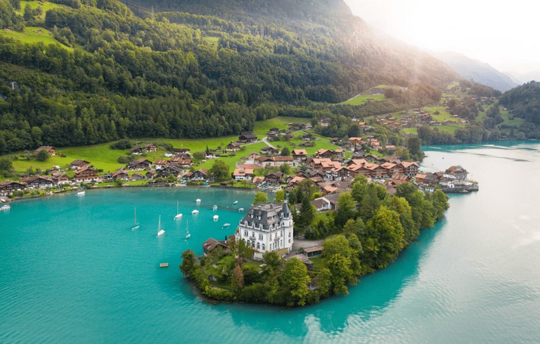 Toàn cảnh làng Iseltwald bên hồ Brienz với nhà gỗ truyền thống và núi non phía sau