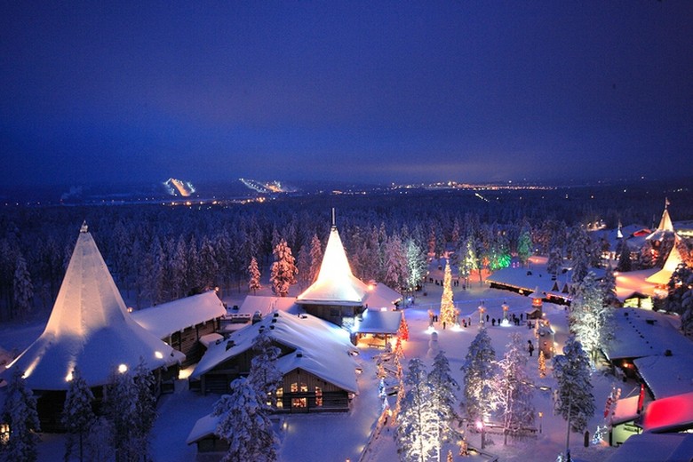 Toàn cảnh làng Santa Claus Village phủ tuyết trắng ở Rovaniemi