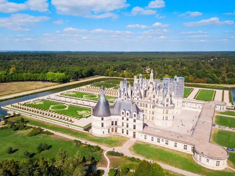 Toàn cảnh lâu đài Chambord với mái vòm và tháp nhọn đặc trưng kiến trúc Phục Hưng