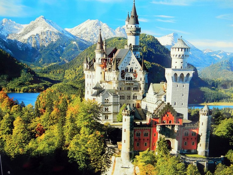Toàn cảnh lâu đài Neuschwanstein giữa núi rừng Bavaria