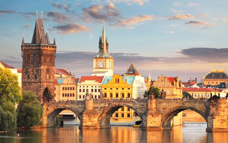 Toàn cảnh lâu đài Prague và cầu Charles bắc qua sông Vltava