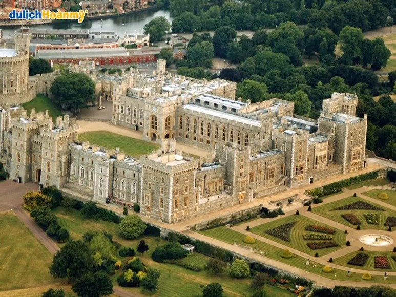 Toàn cảnh lâu đài Windsor bên bờ sông Thames