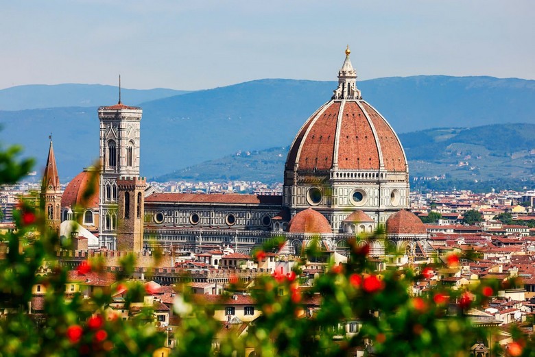 Toàn cảnh mái vòm Duomo Florence nhìn từ quảng trường Piazzale Michelangelo