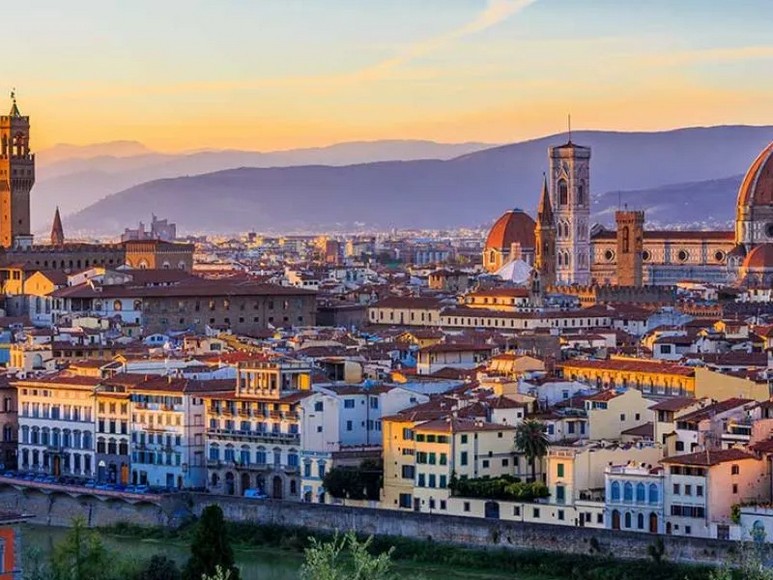 Toàn cảnh mái vòm Nhà thờ Duomo nhìn từ Piazzale Michelangelo