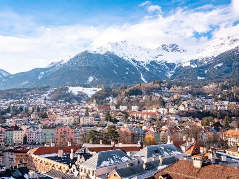 Toàn cảnh phố cổ Innsbruck với dãy núi Alps phía sau