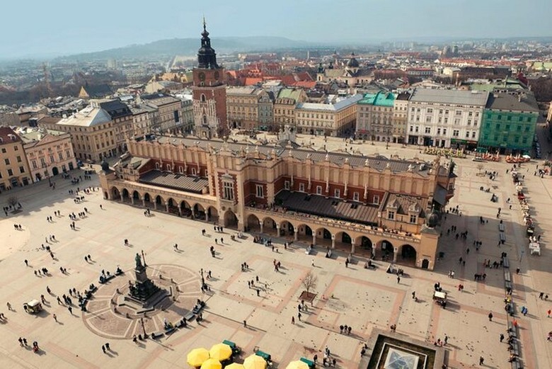 Toàn cảnh phố cổ Krakow nhìn từ trên cao với các mái nhà cổ kính