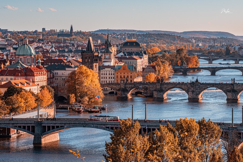 Toàn cảnh phố cổ Praha với mái ngói đỏ và cầu Charles bắc qua sông Vltava