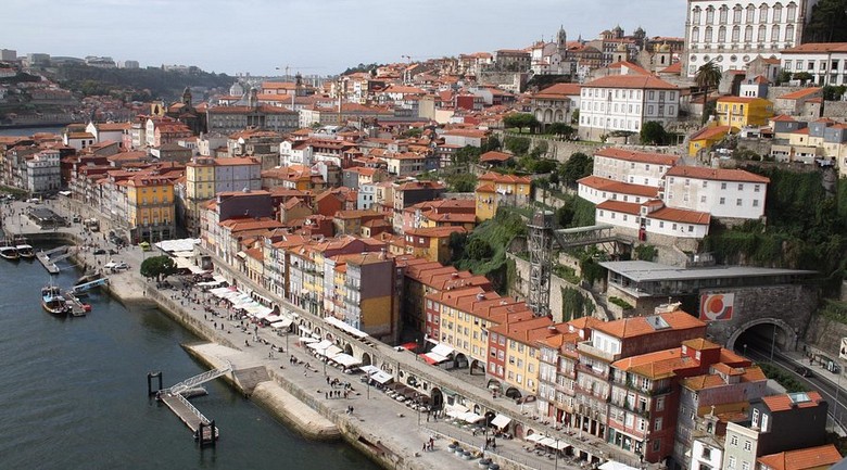 Toàn cảnh phố cổ Ribeira nhiều màu sắc bên sông Douro