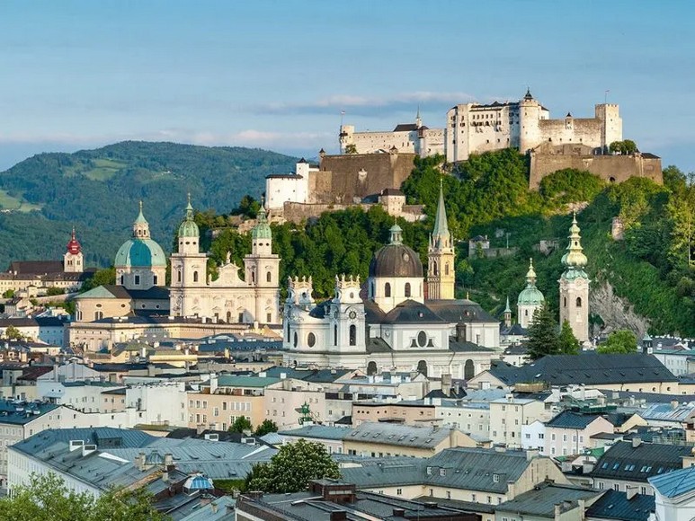 Toàn cảnh phố cổ Salzburg với pháo đài Hohensalzburg phía sau