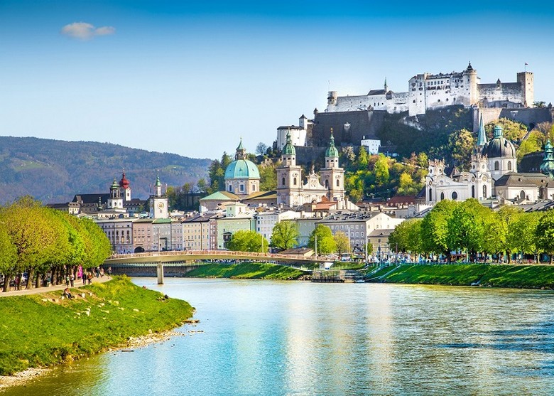 Toàn cảnh phố cổ Salzburg với pháo đài Hohensalzburg trên đồi và sông Salzach uốn quanh