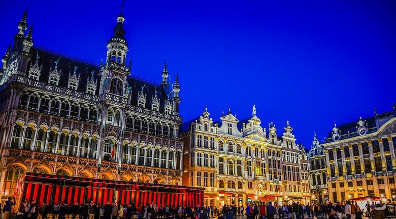 Toàn cảnh quảng trường Grand Place về đêm với ánh đèn vàng