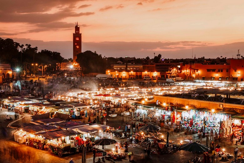 Toàn cảnh quảng trường Jemaa el-Fna nhộn nhịp lúc hoàng hôn