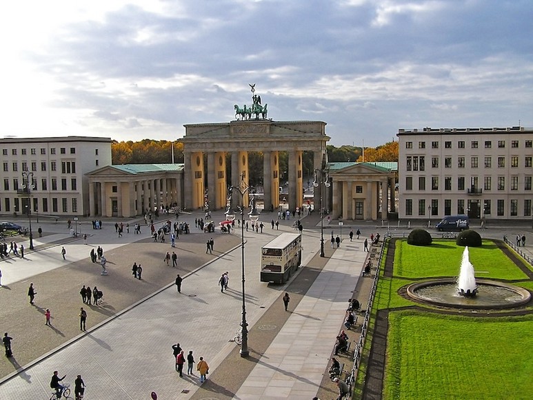 Toàn cảnh quảng trường Pariser Platz và Cổng Brandenburg ban ngày