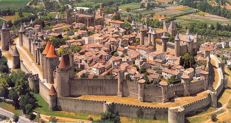 Toàn cảnh thành cổ Carcassonne với hệ thống tháp canh kép