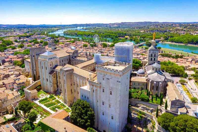 Toàn cảnh thành phố Avignon bên sông Rhône