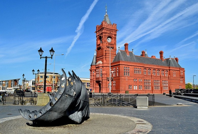Toàn cảnh thành phố Cardiff nhìn từ sông Taff với lâu đài Cardiff Castle