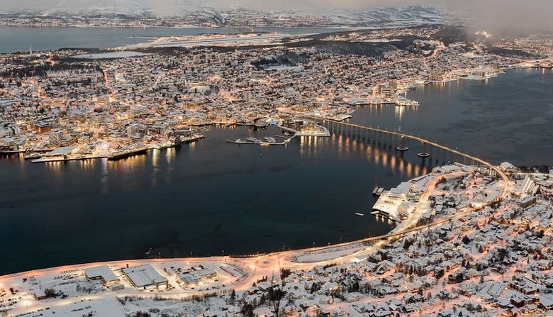 Toàn cảnh thành phố Tromsø nhìn từ vịnh biển phía bắc Na Uy