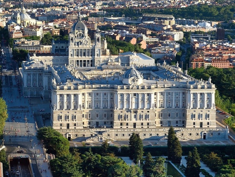Toàn cảnh trung tâm Madrid với Cung điện Hoàng gia nổi bật
