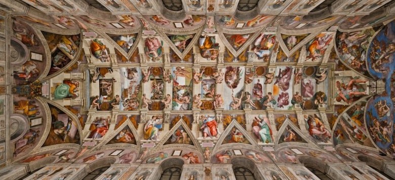 Trần nhà nguyện Sistine với bức bích họa nổi tiếng của Michelangelo