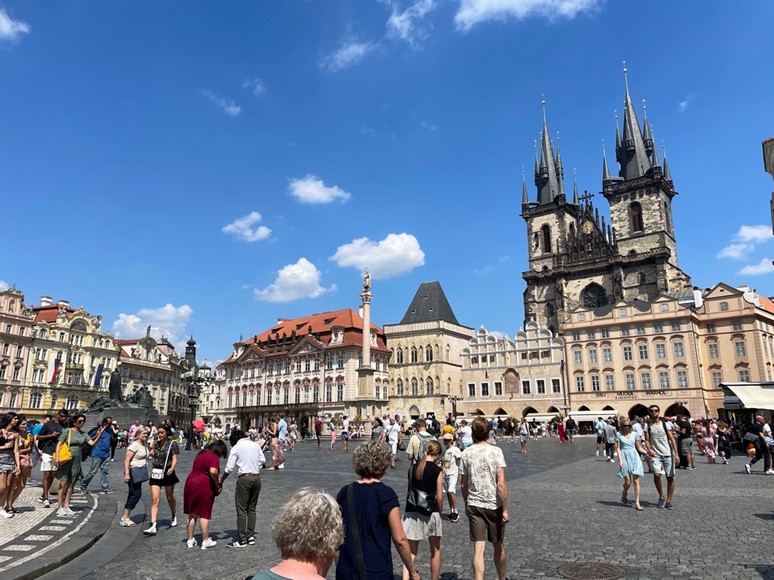 Trẻ em chạy chơi tại quảng trường khu phố cổ Praha