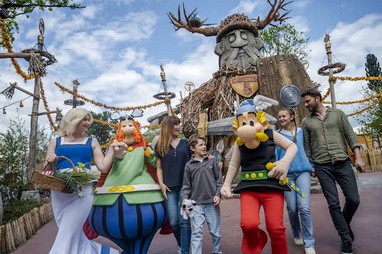 Trẻ em vui chơi tại công viên Disneyland Paris nước Pháp