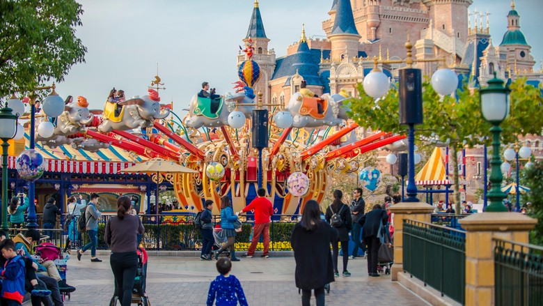 Trẻ em vui chơi tại khu vực Fantasyland của Disneyland Paris