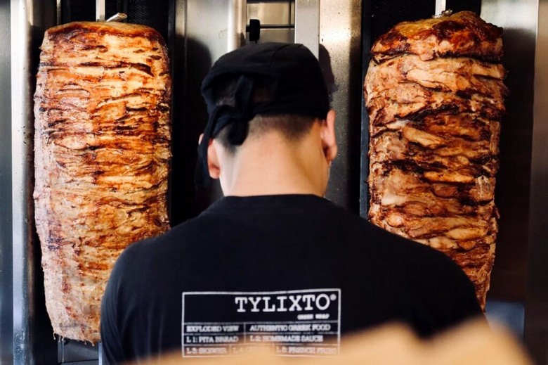 Trục thịt gyros quay đứng trong quán ăn nhanh tại Athens