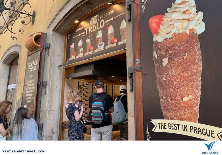 Trdelník nướng trên que gỗ bán tại phố cổ Praha