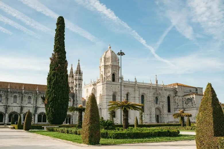 Tu viện Jerónimos với mặt tiền chạm khắc đá phong cách Manueline