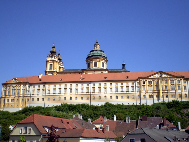 Tu viện Melk trên vách đá nhìn xuống sông Danube, Áo