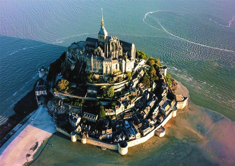 Tu viện Mont Saint-Michel nổi giữa vịnh khi thủy triều lên cao