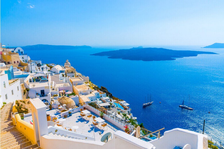Vách đá caldera dựng đứng nhìn từ làng Fira xuống biển Aegean