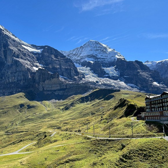 Vách bắc Eiger dựng đứng nhìn từ trung tâm làng Grindelwald
