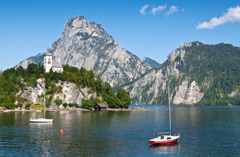 Vách núi Traunstein soi bóng xuống mặt hồ Traunsee