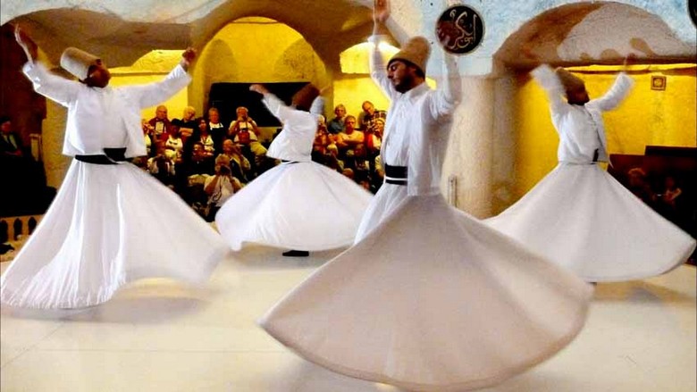 Vũ công Whirling Dervish xoay tròn trong trang phục truyền thống màu trắng