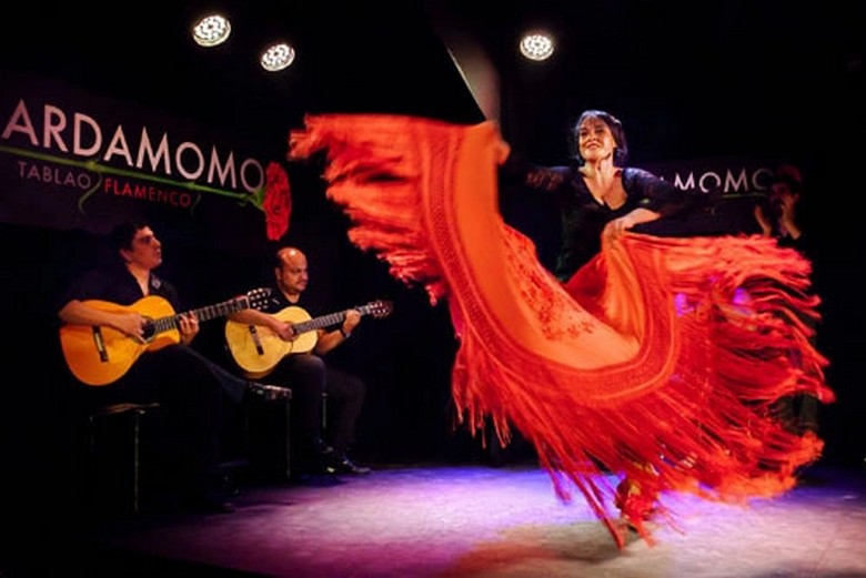 Vũ công flamenco biểu diễn cùng nghệ sĩ guitar tại một tablao ở Tây Ban Nha
