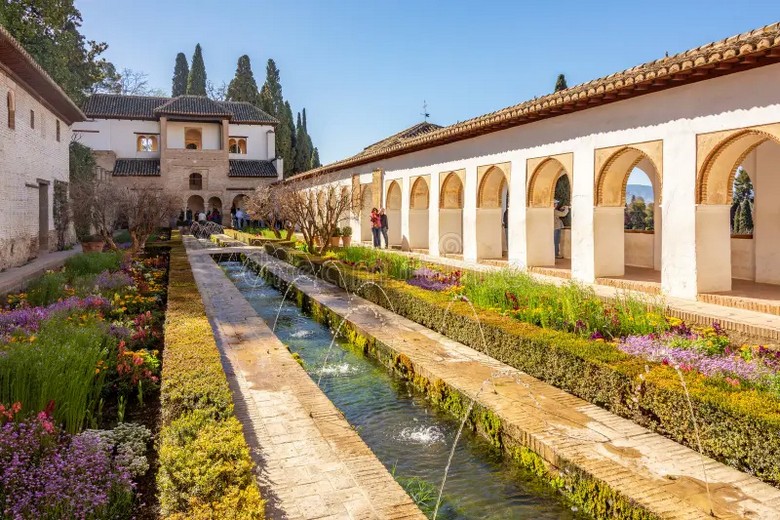Vườn Generalife với hàng vòi phun nước dọc kênh Patio de la Acequia