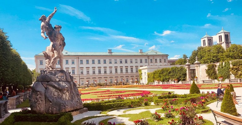 Vườn hoa Baroque tại Cung điện Mirabell với đài phun nước Pegasus