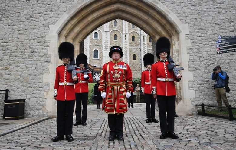 Vệ binh Beefeater trong trang phục truyền thống tại Tháp London