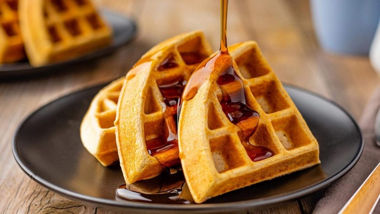 Waffle Liège dày với đường hạt caramen bên cạnh waffle Brussels mỏng giòn kèm topping